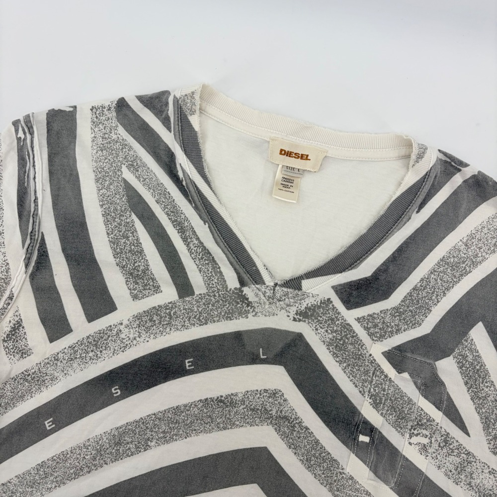 Diesel Graphic V-Neck T-Shirt Large‎ White Grey Geometric Print Pocket Tee